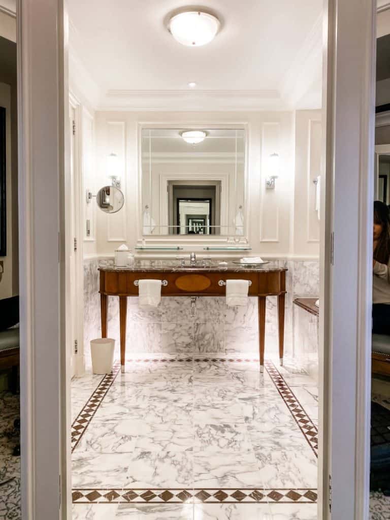 a bathroom with a sink and a mirror.